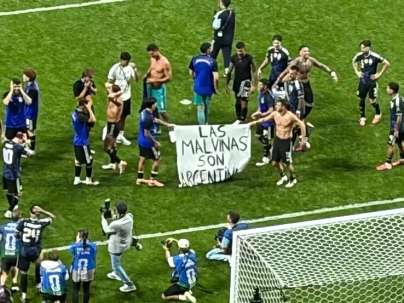 Javier Milei habl&oacute; de la bandera de los jugadores: "No hay que mezclar agua y aceite"