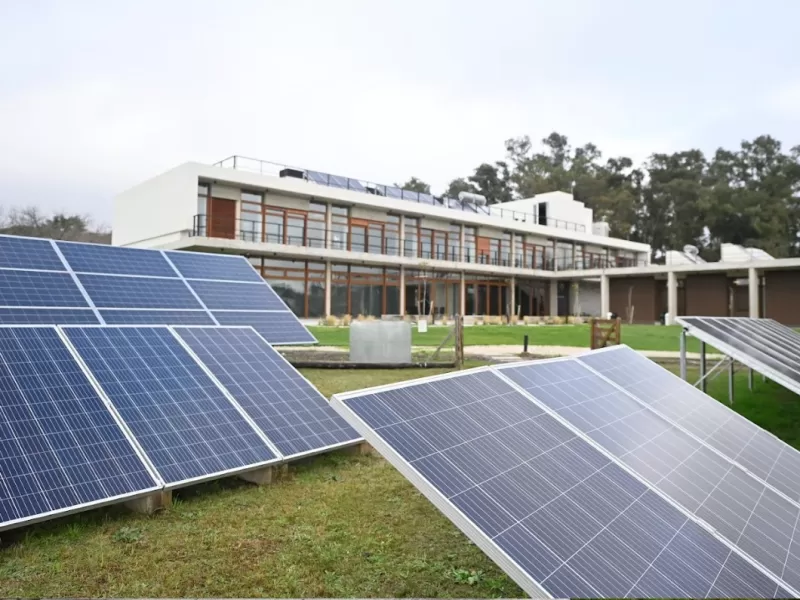 Kicillof inauguró un Mercado Bonaerense y puso en funcionamiento el primer Centro de Energías Renovables