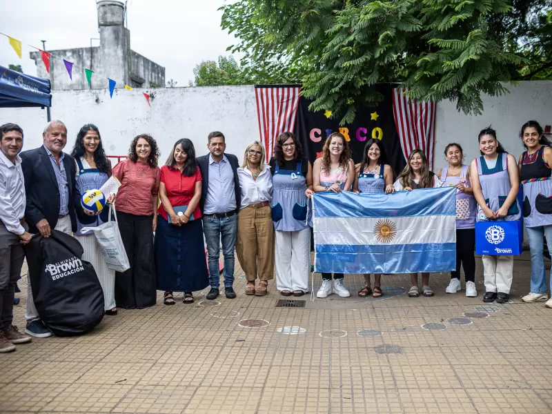 El municipio junto a un jardín de infantes y a una escuela primaria en el inicio de clases