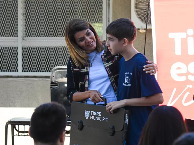 El Municipio entreg&oacute; kits de dibujo a estudiantes de la Escuela T&eacute;cnica N&deg; 2 de Ricardo Rojas