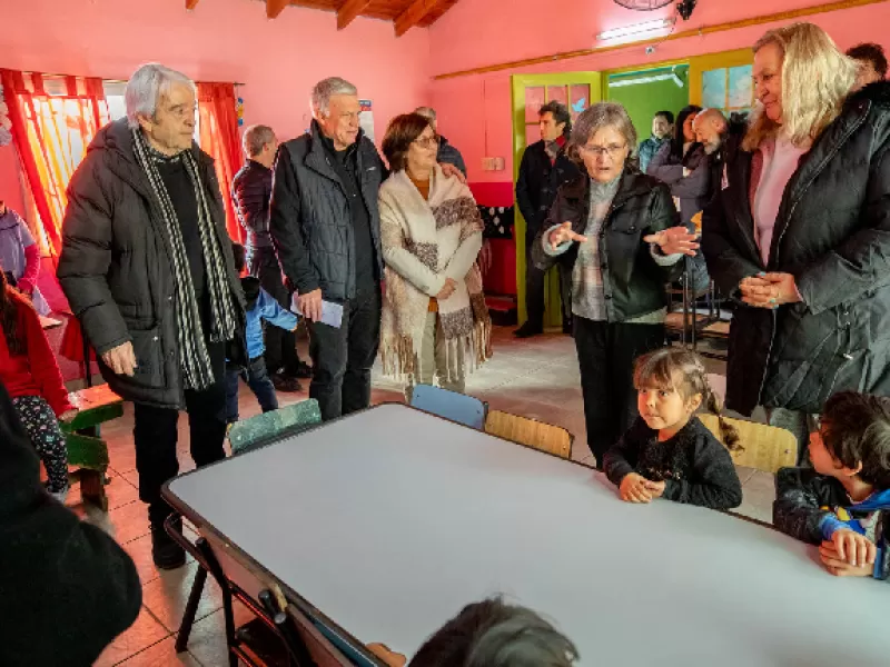 Residentes de un hogar geri&aacute;trico tejieron abrigos para ni&ntilde;os de la Casa del Ni&ntilde;o Bel&eacute;n