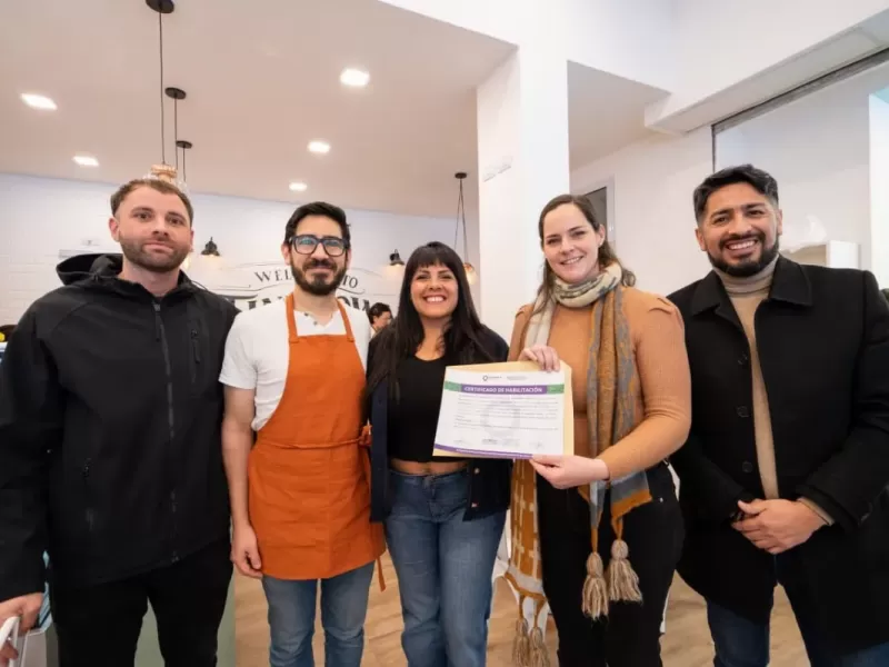 Eva Mieri entreg&oacute; una habilitaci&oacute;n comercial gratuita a Tiny Town Caf&eacute;