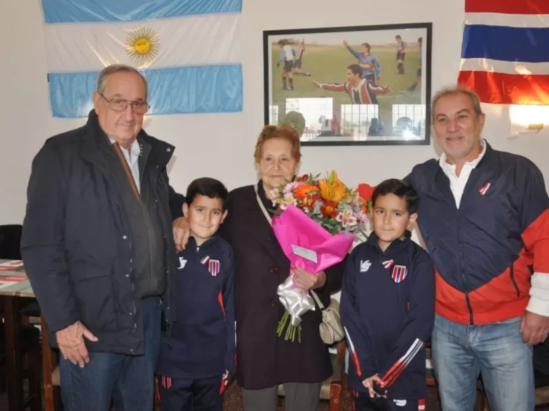 El festejo del tricolor incluy&oacute; un reconocimiento a "Vieja" D&iacute;az, un brindis aniversario