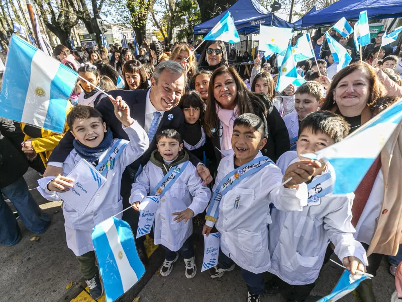 Más de 2500 alumnos realizaron su promesa a la bandera durante un emotivo acto en Burzaco