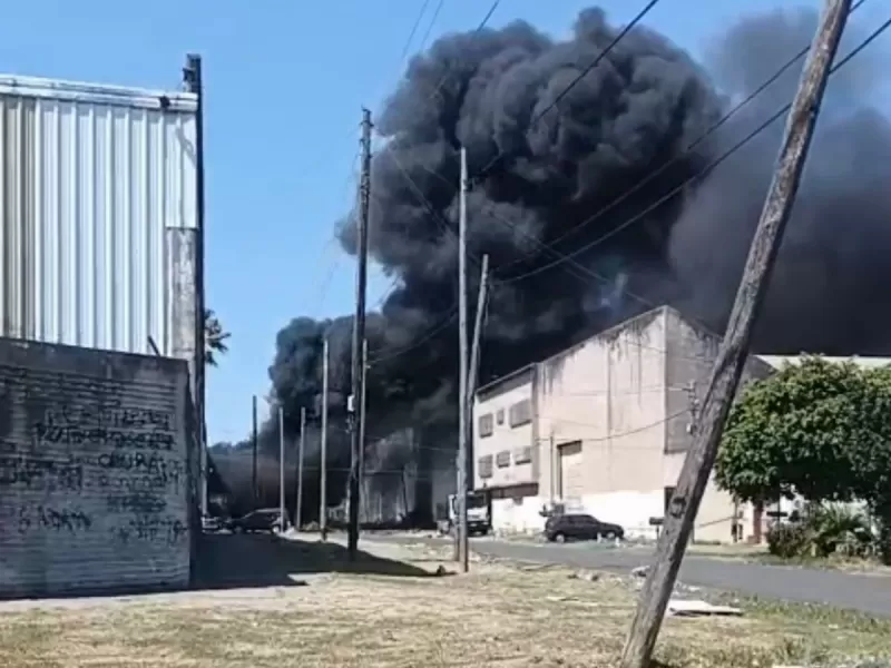 Incendio de residuos en Bernal Oeste gener&oacute; alarma entre los vecinos