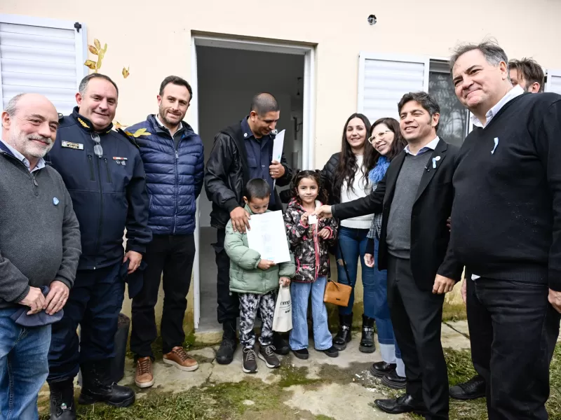 Kicillof entregó viviendas  y cuestionó al Gobierno nacional por el freno a la obra pública