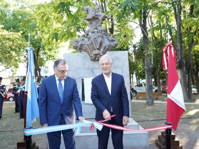 Alak inaugur&oacute; el monumento a San Mart&iacute;n en la plaza Rep&uacute;blica del Per&uacute;