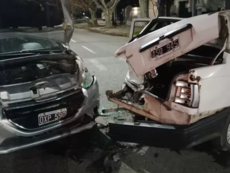 Triple choque; Un conductor se fugó y un menor de edad y dos adultos fueron hospitalizados