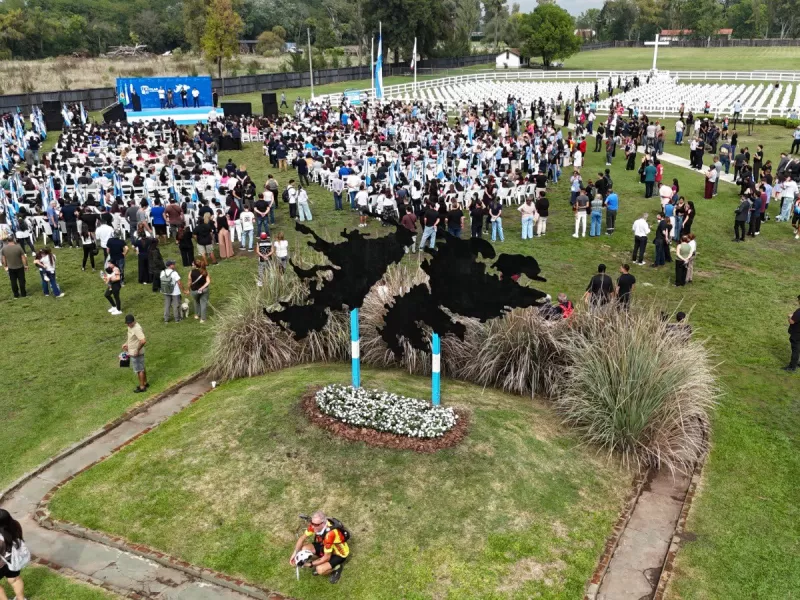 Achával encabezó el acto por Malvinas en el Cenotafio y reafirmó el reclamo de soberanía