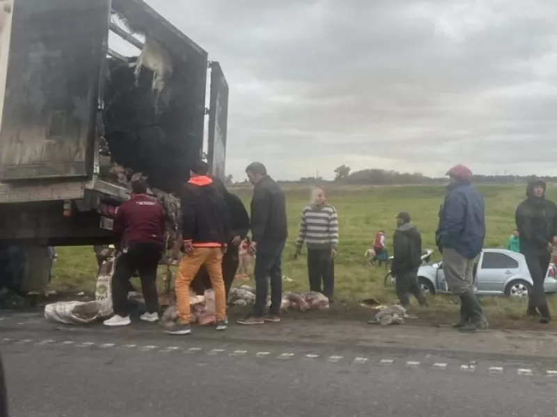 Decenas de personas saquearon un camión que se incendió en ruta 9