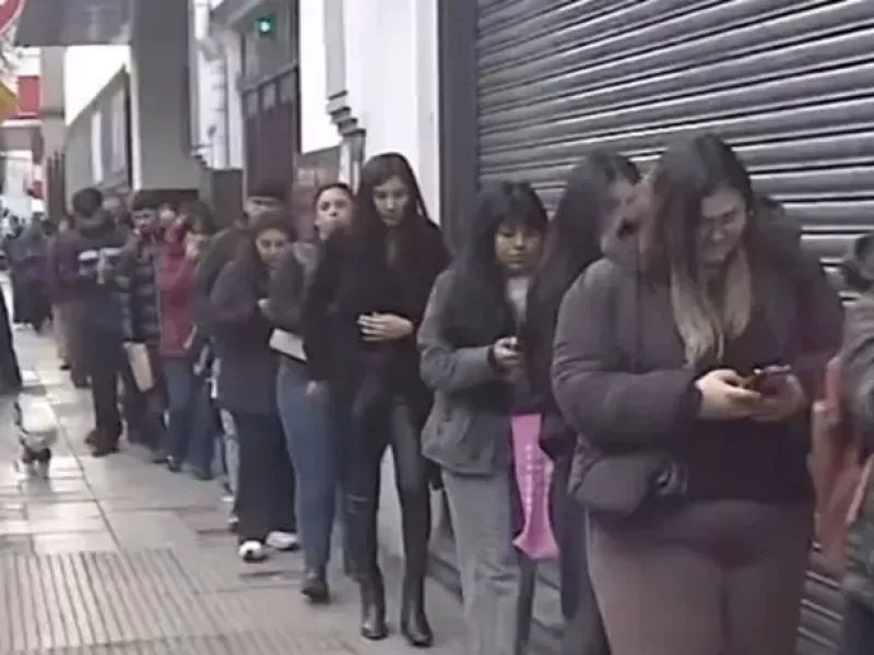 Fila para conseguir trabajo: 5.000 personas para 400 puestos
