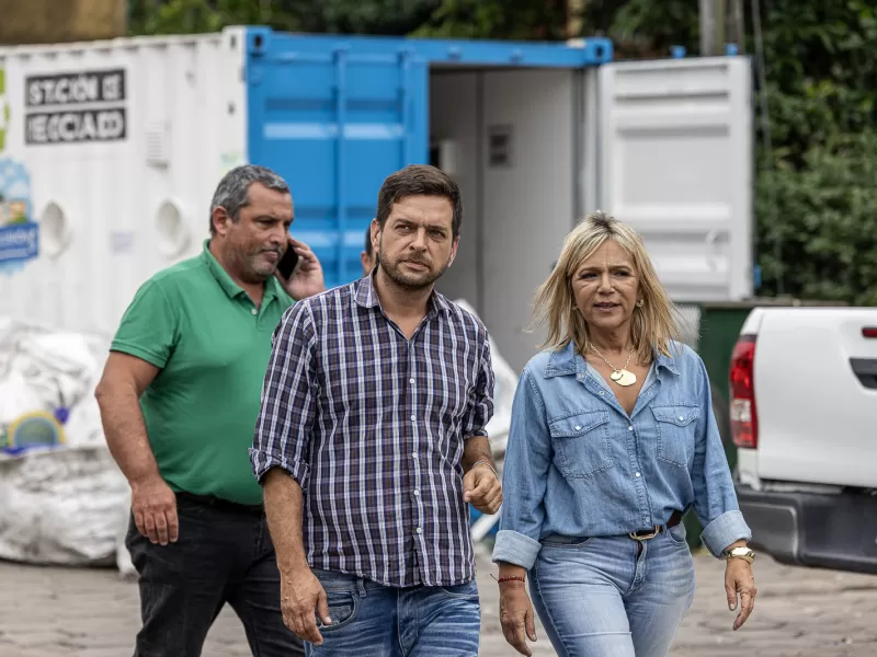 Fabiani y Paula Eichel dialogaron con vecinos durante la instalación de nuevas alarmas comunitarias municipales