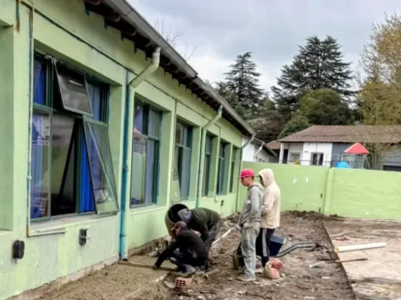 Avanzan las obras de reparaci&oacute;n y mantenimiento en una escuela de la ciudad