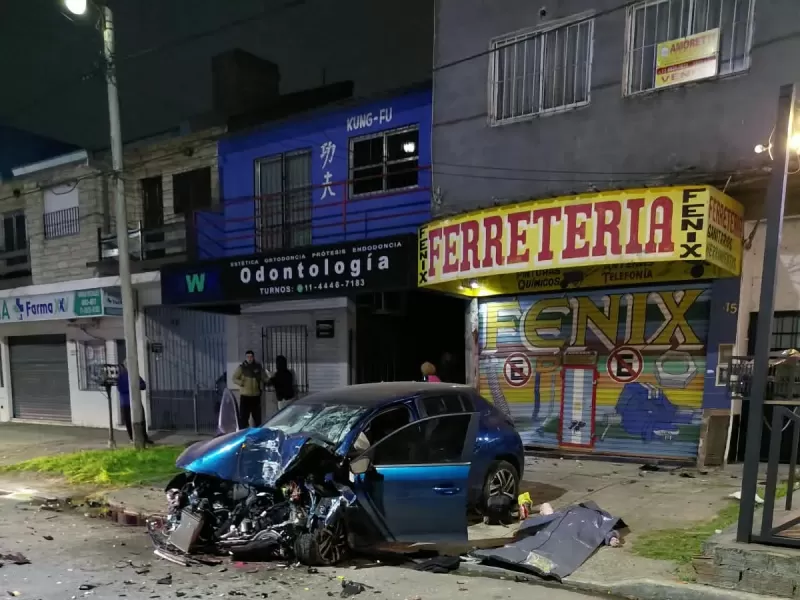 Una mujer muri&oacute; tras perder el control de su auto y chocar contra un comercio