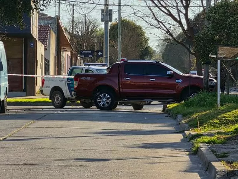 Una mujer muri&oacute; tras un choque entre una moto y una camioneta en el barrio La Falda