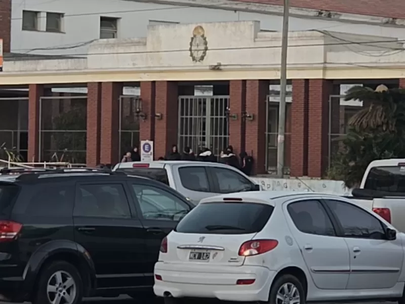 Estudiantes del ex Colegio Nacional realizaron una protesta tras la agresi&oacute;n de un alumno con una manopla