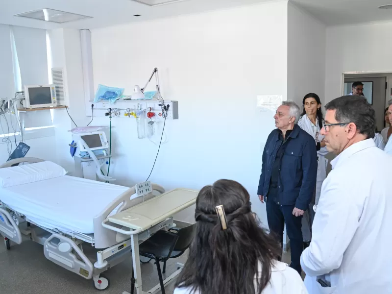 Julio Zamora recorri&oacute; las obras de ampliaci&oacute;n en el Hospital Materno Infantil
