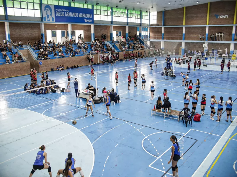 Unos 700 jóvenes participaron de la copa Brown de vóley en el polideportivo municipal