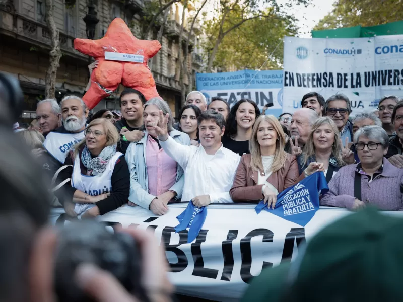 Kicillof respald&oacute; la marcha universitaria y apunt&oacute; contra Milei por el ajuste educativo