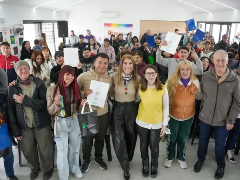 Sierra y la ministra Batakis entregaron viviendas en Isla Maciel y Villa Tranquila