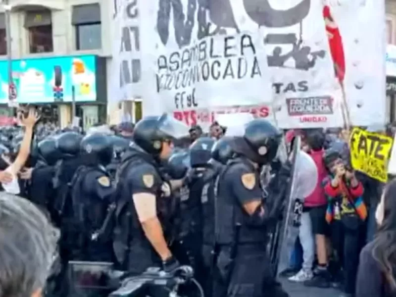 Represi&oacute;n en el Obelisco: corridas, gas pimienta y balas de goma durante la protesta en la 9 de Julio