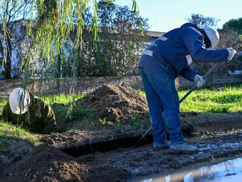 Avanza la limpieza de un pluvial clave para evitar inundaciones en un sector de la ciudad