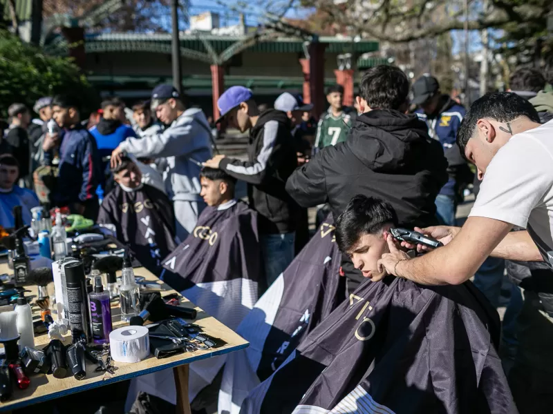 El Municipio acompañó una multitudinaria jornada solidaria de barberos