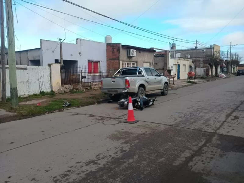 Motociclista choc&oacute; a una camioneta estacionada y termin&oacute; con lesiones