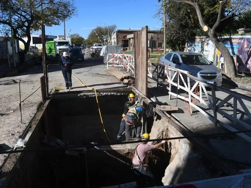 Reabrieron una esquina clave y avanzan las obras del acueducto Brandsen