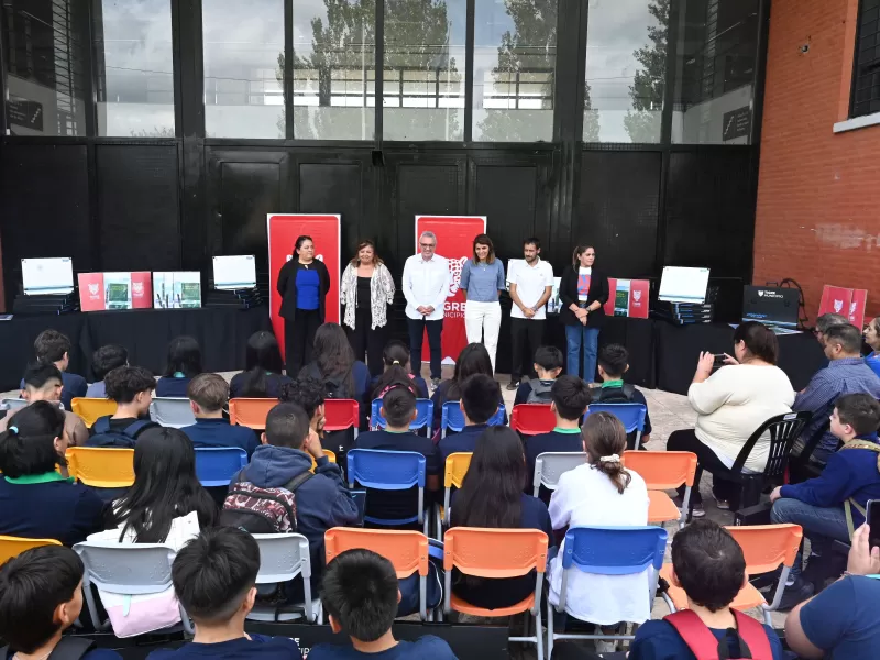 Julio Zamora entregó kits escolares a estudiantes de la Escuela Técnica N° 1 de El Talar