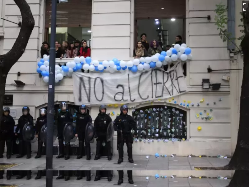 La policía desalojó a los manifestantes y detuvo a Juan Grabois