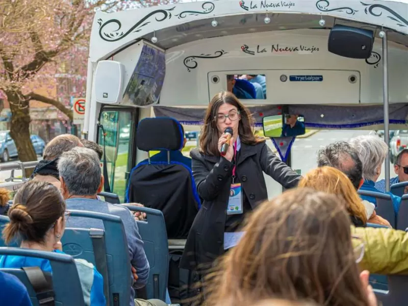 Presentan el primer bus turístico con recorridos por la ciudad y la Laguna de Gómez