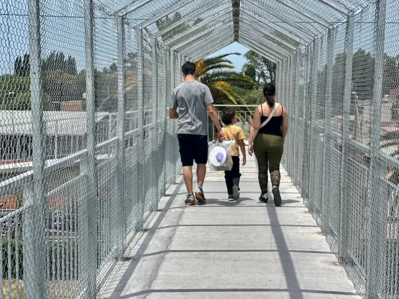 El municipio habilitó el nuevo puente peatonal sobre la ruta 4 en Burzaco