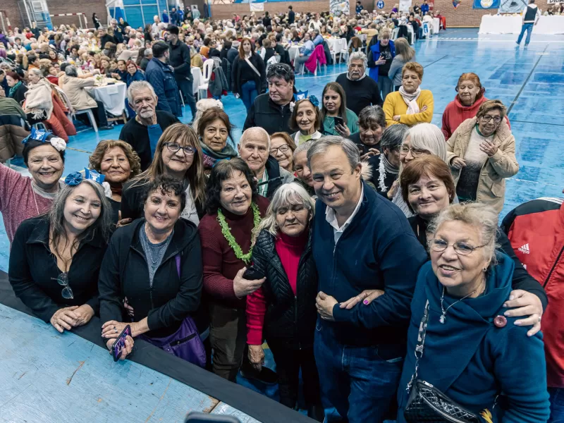 Más de 2 mil adultos mayores celebraron el mes del abuelo