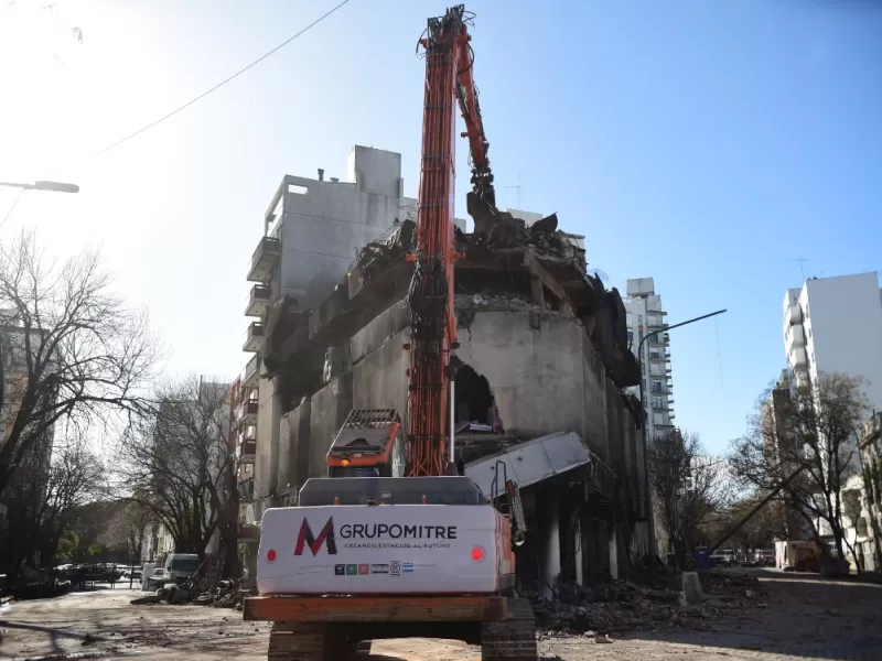 Se comenzó con la demolición del edificio incendiado en 48 y diagonal 77