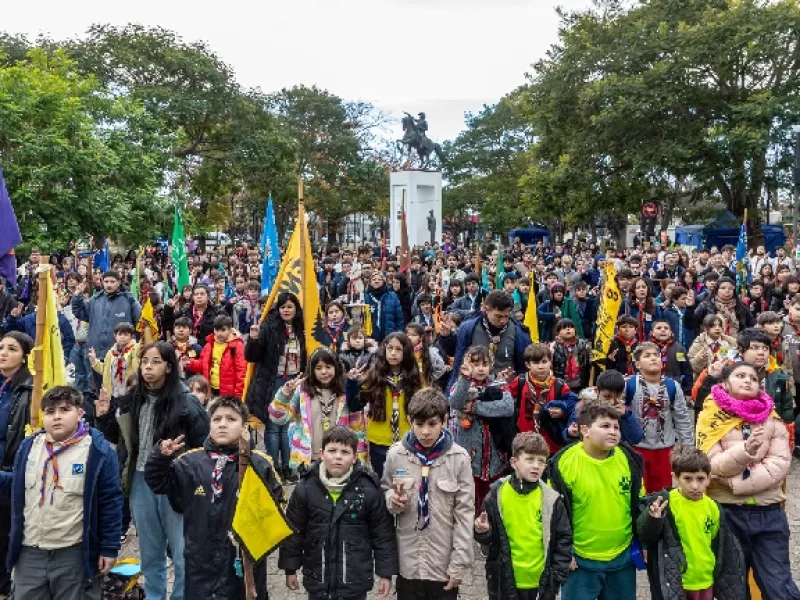 Los grupos Scouts inauguraron el a&ntilde;o con un encuentro en la Plaza San Mart&iacute;n