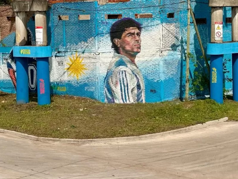 La ciudad homenaje&oacute; a Diego Maradona en su cumplea&ntilde;os con un nuevo mural en Burzaco