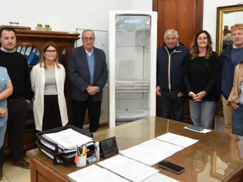 La C&aacute;mara Empresaria don&oacute; una heladera al Servicio de Neonatolog&iacute;a del Hospital Santamarina
