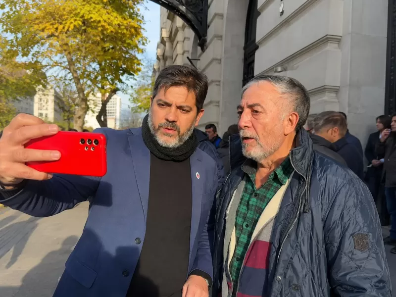 Un vecino de Tucum&aacute;n viaj&oacute; a La Plata para el lanzamiento del MDF Salud y recibi&oacute; un saludo de Carlos Bianco