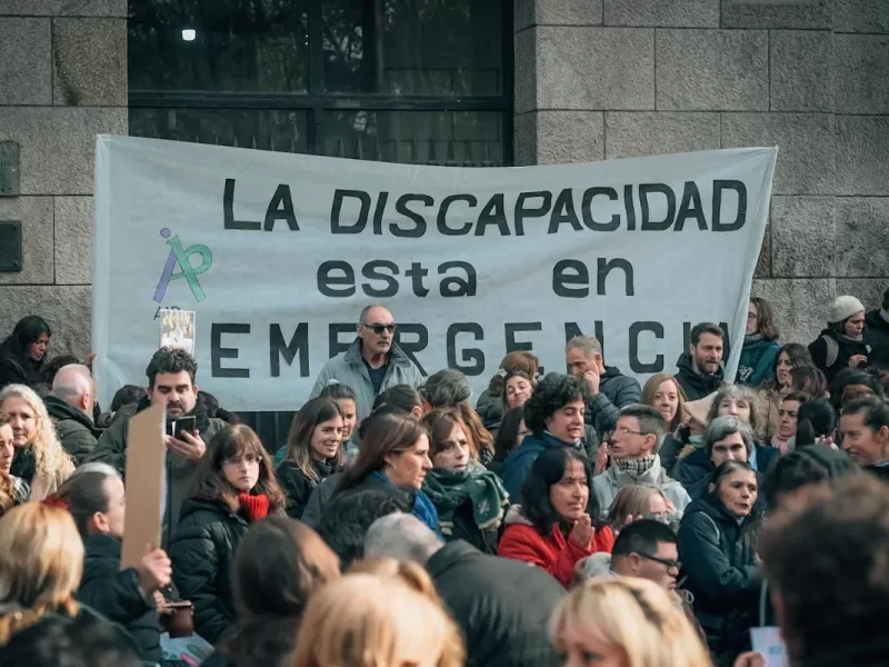 Denuncian represi&oacute;n policial en protesta por discapacidad frente al Ministerio de Salud