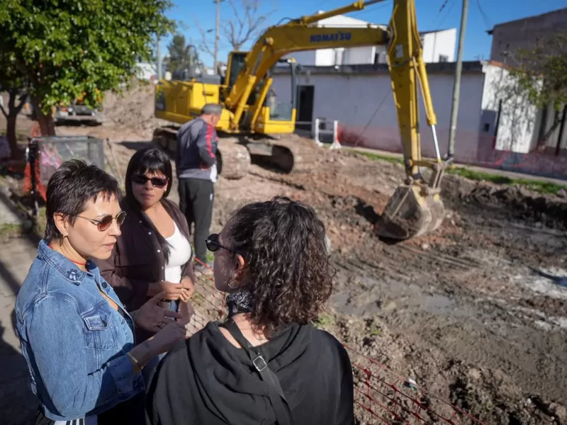 Mayra Mendoza y Eva Mieri recorrieron el inicio de la pavimentaci&oacute;n de 10 cuadras en Villa Alcira