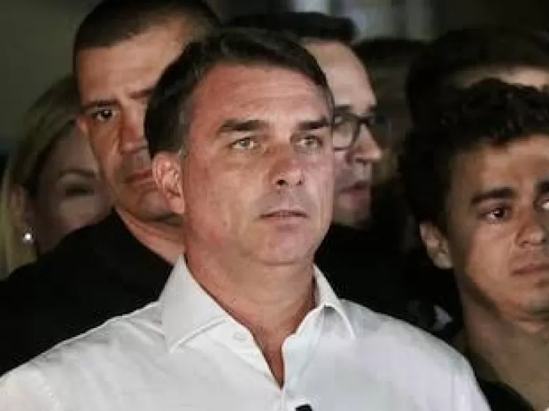 Flavio Bolsonaro ingres&oacute; a la Argentina con su familia y viaj&oacute; en un vuelo privado a Ecuador