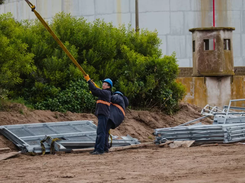 Puerto Quequén avanza en la modernización de su señalización marítima con la nueva baliza de enfilamiento