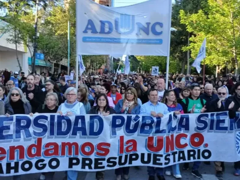 Universidades marchan contra el ajuste y presionan por la aplicaci&oacute;n de la Ley de Financiamiento