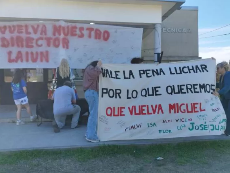 La comunidad educativa de la T&eacute;cnica N&deg; 2 volvi&oacute; a reclamar por la reincorporaci&oacute;n del director Miguel Laiun
