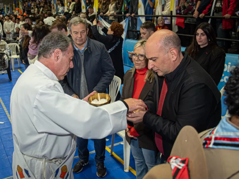 Cascallares participó junto a más de 5 mil vecinos de la celebración diocesana de Corpus Christi