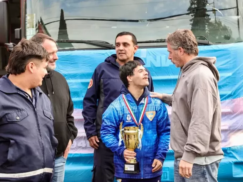 Federico Ach&aacute;val recibi&oacute; al campe&oacute;n mundial Camilo Mart&iacute;nez tras la consagraci&oacute;n de la Selecci&oacute;n Argentina en Hungr&iacute;a