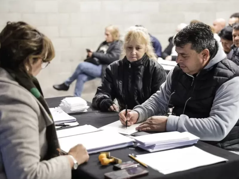 Familias de Del Viso firmaron las escrituras de sus hogares durante un operativo municipal