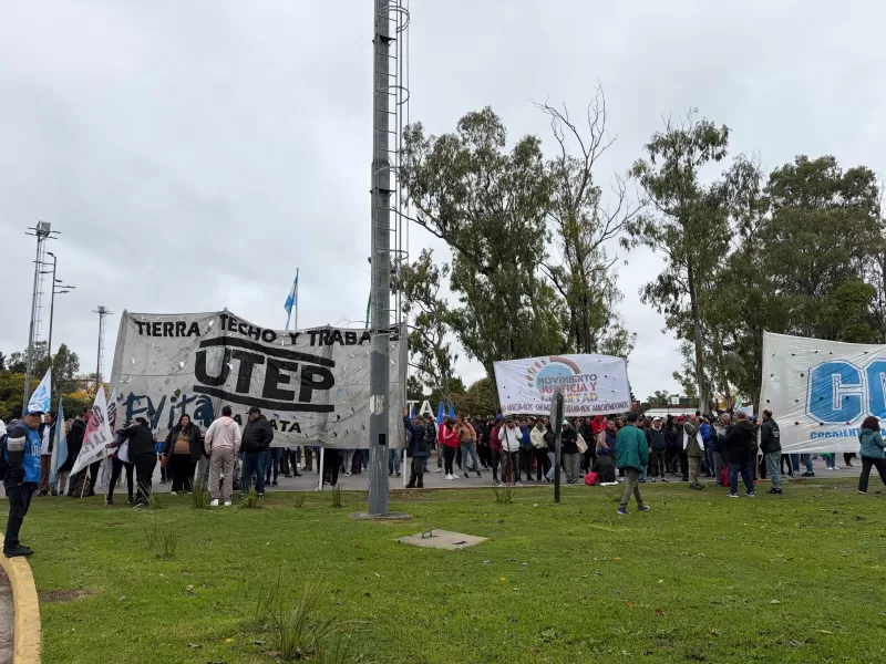 Caos en la Autopista La Plata - Buenos Aires por un corte de movimientos sociales
