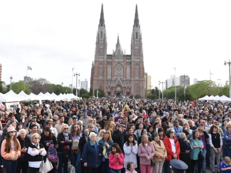 Plaza Moreno vivirá un fin de semana a puro festejo con el Festival de Folklore y el Día del Niño
